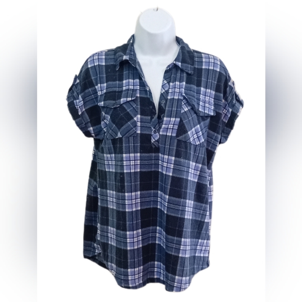 Casual Navy & Lavender Plaid Short-Sleeve Button-Front Shirt